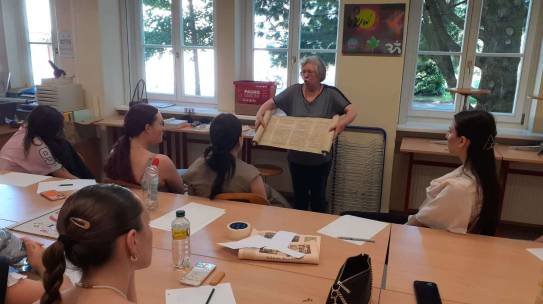 Interreligiöser Austausch mit Hannah Feingold in der 2HLW